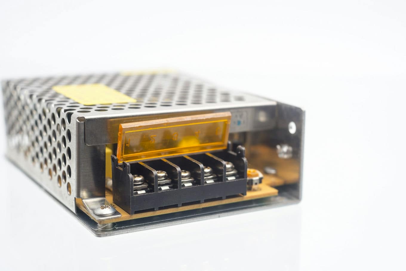 Kiedy zasilanie 12 V wystarcza w lekkich napędach CNC i robotyce Kiedy zasilanie 12 V wystarcza w lekkich napędach CNC i robotyce